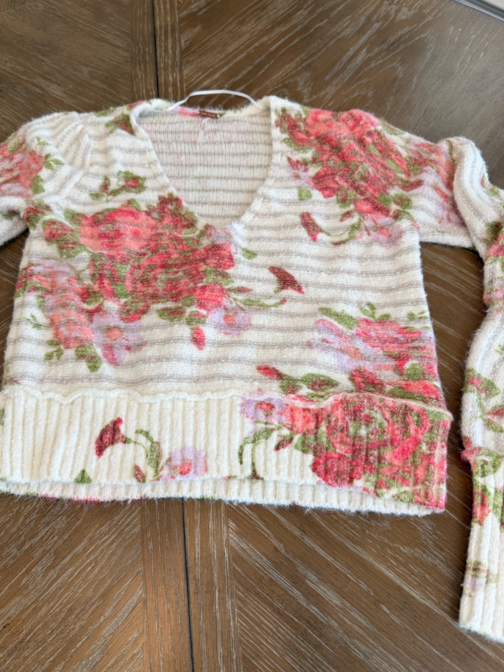 Free People Bed of Roses V-Neck Women’s Sweater - Picture 2 of 8